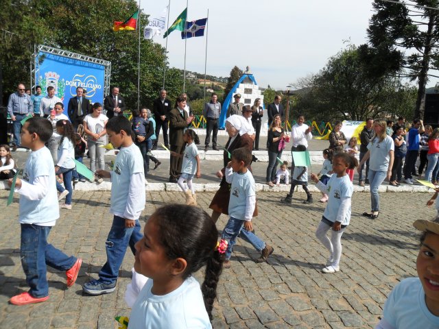 Desfile em Dom Feliciano